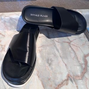 Donald Pliner FiFi Sandal size 9 1/2.